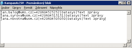 Ukázka souboru CSV s připravenými SMS zprávami otevřeného v editoru Poznámkový blok